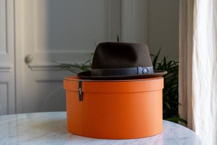 HERMES. 
Brown wool felt hat with a brown calfskin