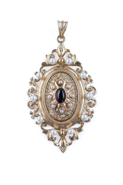 An oval pendant in 18k yellow gold (750 parts per 