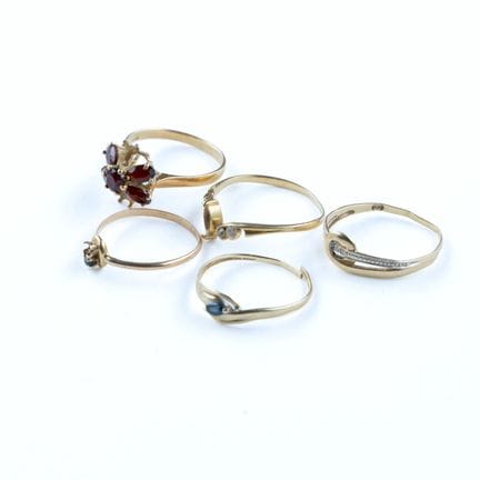 Set of five 18k yellow gold (750) rings set with c