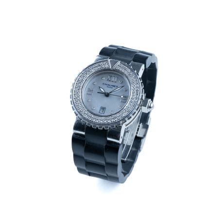 CHAUMET。
“Class one”系列女士腕表，圆形表壳配有旋转表圈，镶嵌两排小钻石；珍珠母贝