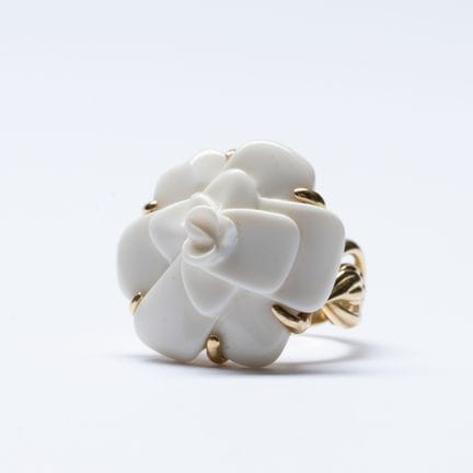 CHANEL. 
Ring, Modell „Camélia“, aus 18 Karat Gelb