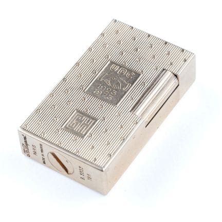 S.T. DUPONT. 
Briquet en or jaune 18k (750 millièm