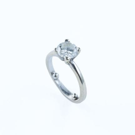 18k white gold (750) solitaire ring set with a rou
