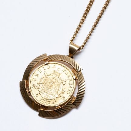 18K黄金（750千分之一）吊坠，镌刻有1867年巴黎铸造的拿破仑三世月桂冠头像20法郎金币图案。吊