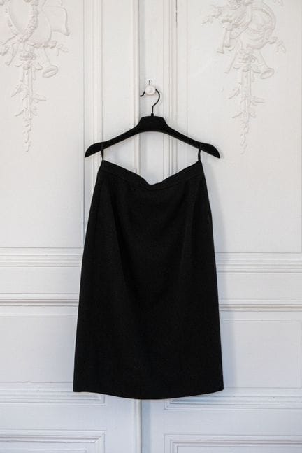 HERMES. 
Black wool skirt that falls just below th