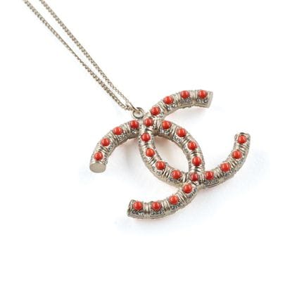 CHANEL. 
A metal curb-link necklace featuring a la