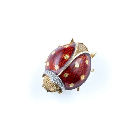 范克莱夫与阿佩尔斯风格。
18K（750）黄金与白金瓢虫胸针，翅膀以红色珐琅镶嵌于扭花纹底纹之上，并