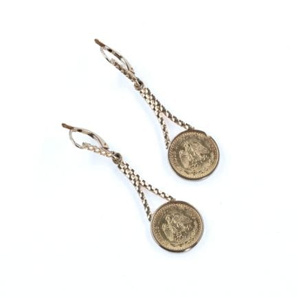 一对18K黄金（750千分之一）耳环，每只均镶嵌一枚1945年墨西哥佩索硬币，由带刻面的底座固定。
