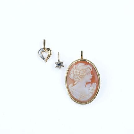 Set of three 18k yellow gold (750) pendants, inclu