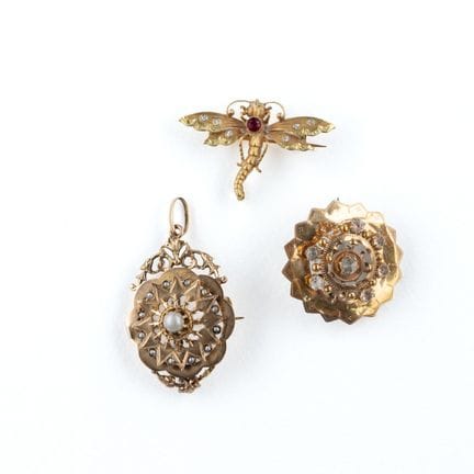 Conjunto de dos broches de oro amarillo de 18 quil