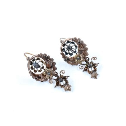 Pair of 18k rose gold (750) hoop earrings with flo