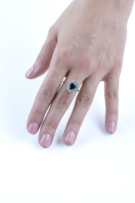 18k white gold (750) daisy ring set with a sapphir