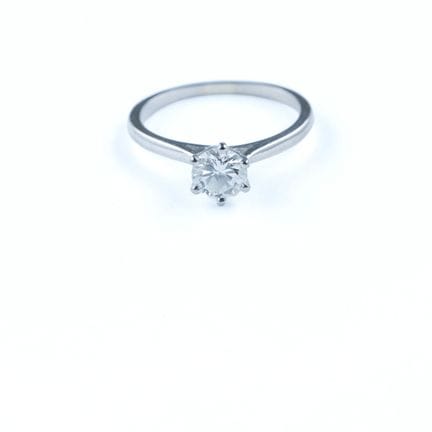 18k white gold (750) solitaire ring set with a rou
