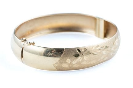 18k yellow gold (750) hinged bangle engraved with 
