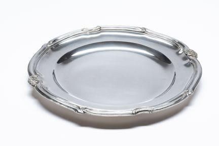 Round 950 silver dish with a scalloped rim accente
