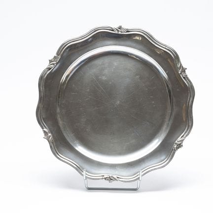 Round 925 silver platter with scalloped rim accent