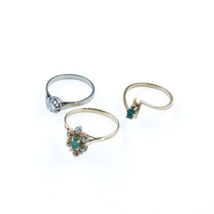 Set of three 18k gold (750) rings, including:
- a 