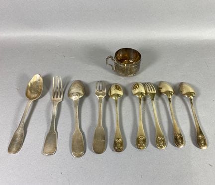 Deux couverts , une tasse en argent ,  quatre cuil
