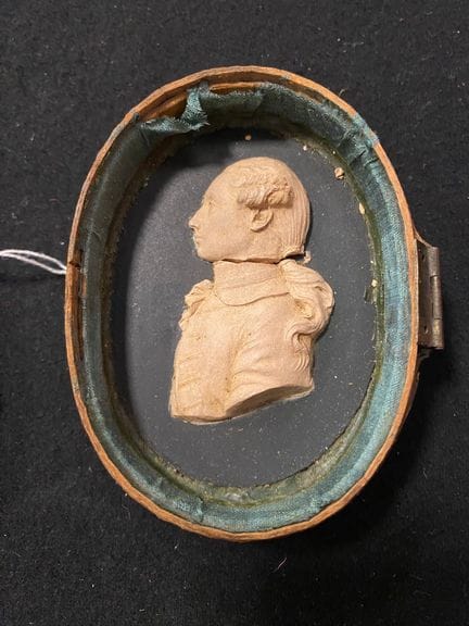 男子侧面像。赤陶浅浮雕？置于一个小盒中，盒身包裹着经小铁器烫金（表面不平整）的皮革。长9厘米。18世