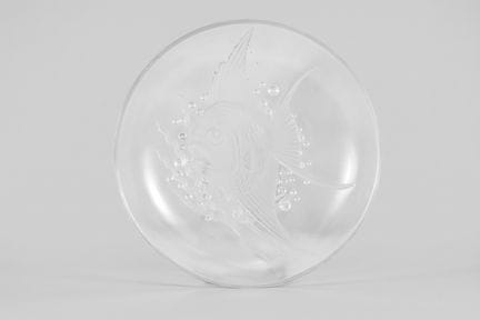 Coupe en verre moulé à décor de poisson (infime éc