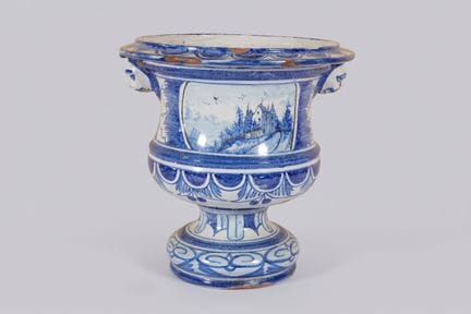 蒙塔尼翁，内韦尔。 梅迪奇风格釉面陶瓷花瓶，瓶身饰有以蓝色渐变色调绘制的风景图案，附带一个喷泉水盆，