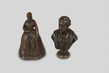 Set consisting of two bronze figures and a mirror 