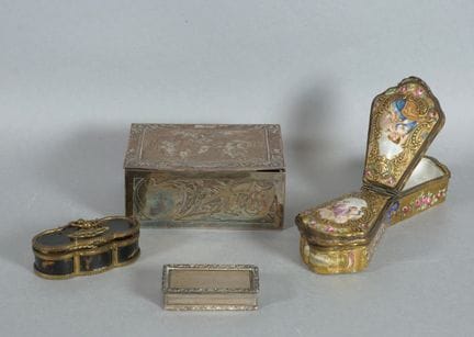 一套盒子，其中包括两只塞夫勒瓷烟盒、一只鳄鱼鳞盒和一只银盒（纯度不低于800/1000的英式工艺）。