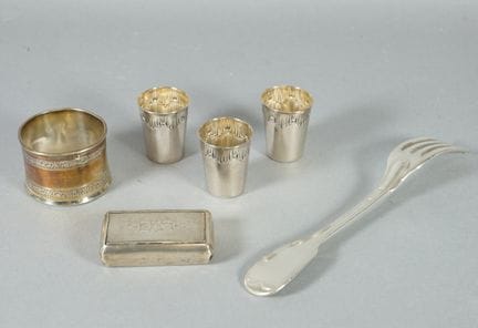Une boite, un rond de serviette, trois verres à li