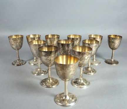 12 silver liqueur glasses (minimum 800 millièmes).