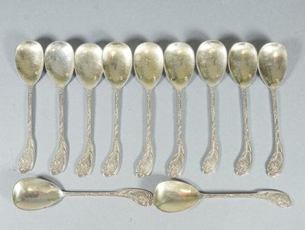 11 silver and vermeil ice scoops (minimum 800 part