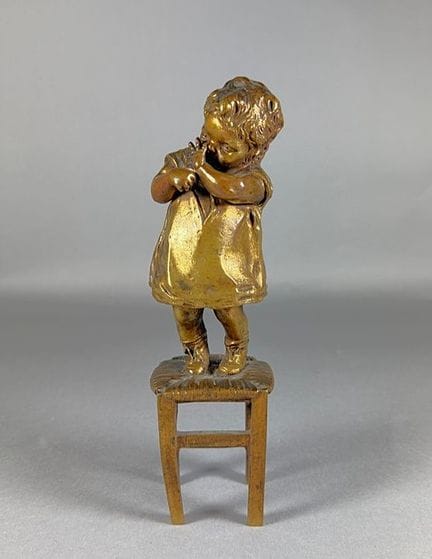 ANONYMOUS. Little Girl. Bronze with a golden patin