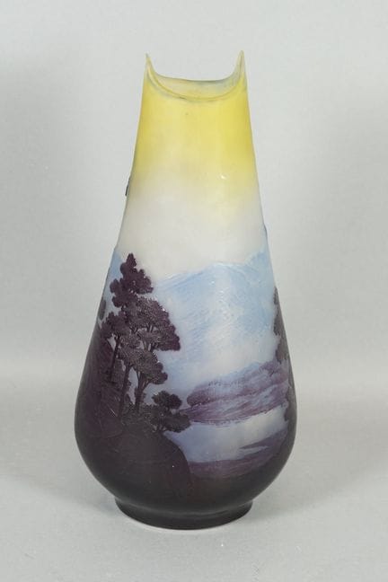 埃米尔·加勒（Emile GALLE，1846 – 1904） 酸蚀多层玻璃制成的收口花瓶，饰有山景