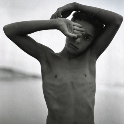 莫娜·库恩 1969-
《独眼少年》，1999年。
摄影作品。同期银盐冲印，背面用铅笔签名、标注标题