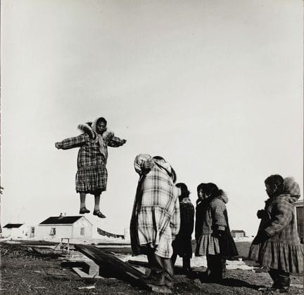 让-菲利普·夏尔博尼耶 1921-2004
因纽特儿童，科策布，阿拉斯加，1955年。
摄影作品。同