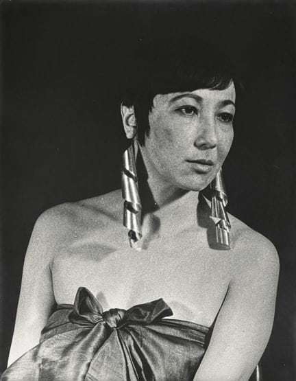 MAN RAY 1890-1976
Patricia van Ingen portant les b