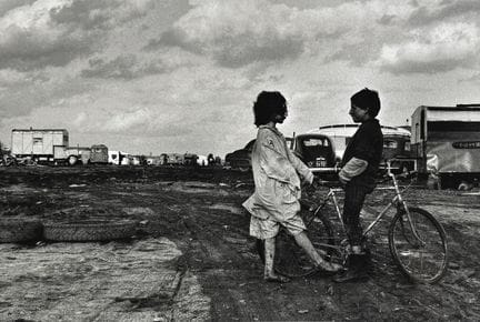 克劳德·雷蒙-迪蒂冯 1937-2008
拉库尔努夫贫民窟，1965年。
摄影作品。后期银盐冲印，背