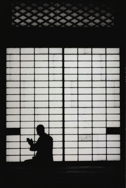 JOHN LAUNOIS 1928-2002
«Sacerdote sintoísta medita