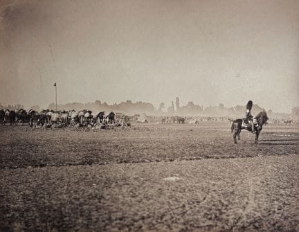 古斯塔夫·勒·格雷 1820-1884
《骑兵队，沙隆军营》，1857年。
摄影作品。蛋白印相，裱贴