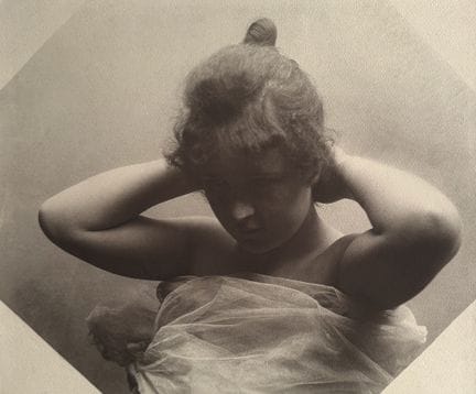 ALFRED ENKE 1852-1937
Pictorialisme, Femme au voil