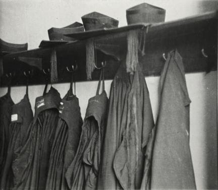 格尔曼·克鲁尔 1897-1985
教师们的校服正等待着正式开学，剑桥，约1930年。
摄影作品。同