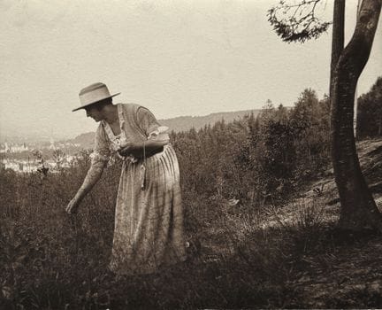 阿道夫·德·迈耶男爵 1868-1946
《戴帽女子》，约1925年。
摄影作品。原版相纸印品，裱贴