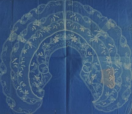 蕾丝 - 蓝晒印相
一件蕾丝领口的蓝晒印相，大尺寸，约1900年。
摄影作品。古董蓝晒印相，图像上镶