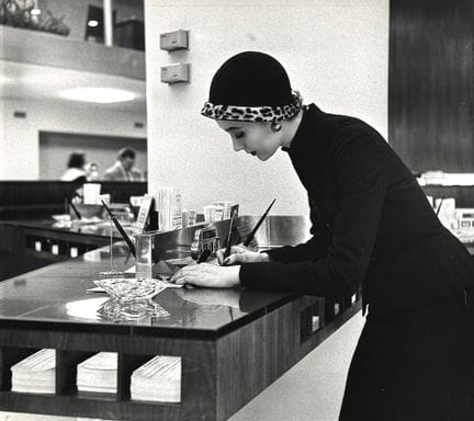 PHILIPPE HALSMAN 1906-1979
Mode, Femme au comptoir