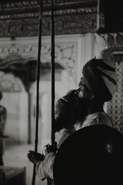 DENIS BRIHAT 1928–2024
Sikhs im Goldenen Tempel, H