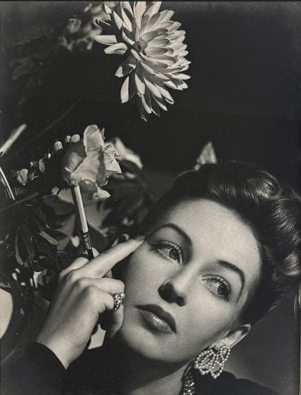 ANGUS McBEAN 1904-1990
Modèle à la cigarette, au d