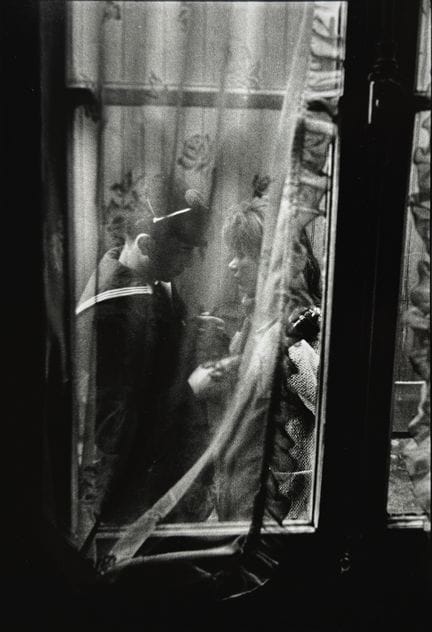 威利·罗尼斯 1910-2009
《告别》，巴黎，1963年。
摄影作品。2001年银盐冲印，图像下