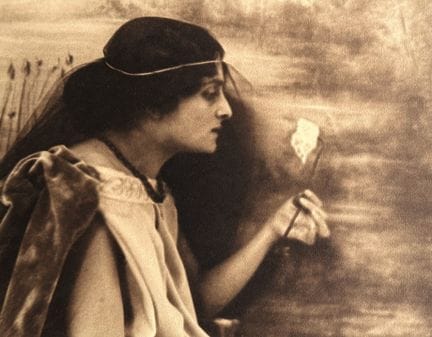 ALFRED ENKE 1852-1937
Pictorialisme, Femme à la fl