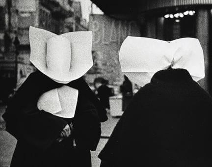 CHRISTER STRÖMHOLM 1918-2002
Religieuses, Paris, c