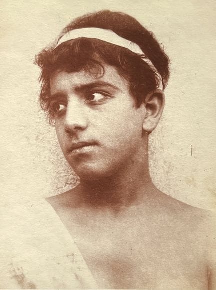 WILHELM VON GLOEDEN 1856-1931
Joven con diadema, h