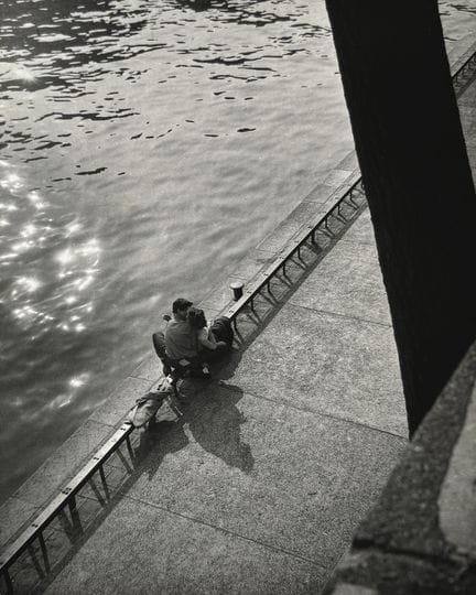 威利·罗尼斯 1910-2009
塞纳河畔的情侣，巴黎，1953年。
摄影作品。同期银盐相纸冲印，裱
